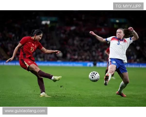 中国队在友谊赛中以一球小胜法国队展现出强大实力与团队默契